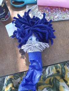 Lasten saariseikkailupäivä 22.7.2023 askartelussa merenneidot ja ahdit