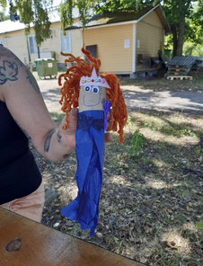 Lasten saariseikkailupäivä 22.7.2023 askartelussa merenneidot ja ahdit