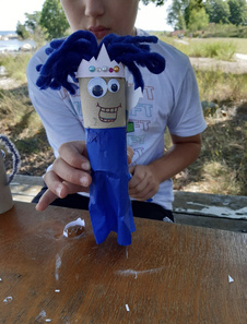 Lasten saariseikkailupäivä 22.7.2023 askartelussa merenneidot ja ahdit