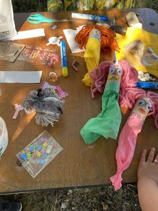 Lasten saariseikkailupäivä 22.7.2023 askartelussa merenneidot ja ahdit